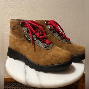 Women’s Vasque Sundowner GTX Hiking Boots - size 7.5US 38EU.